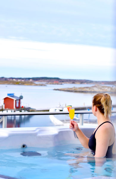 Spa Horisont åpnet i fjor, og fra boblebadet på terrassen har man god utsikt til den svenske skjærgården. Stine Halck (30) nyter utsikten. Foto: Mari Bareksten