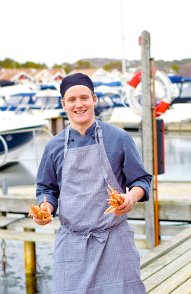 Restaurantsjef Dennis Augustsson (28) på Tanumstrands restaurant, Latitude 58, bruker ingredienser fra egen breddegrad og mye sjømat. Foto: Mari Bareksten