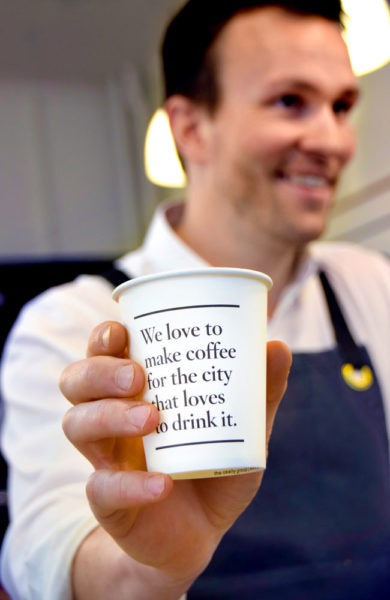"Vi elsker å lage kaffe for byen som elsker å drikke den." Australerne elsker rett og slett kaffen sin. Foto: Mari Bareksten