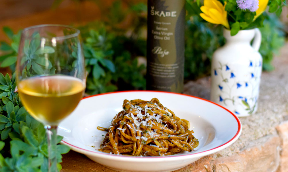 Pasta, olivenolje og ett glass vin.