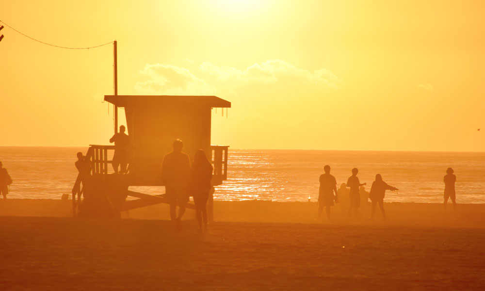 Venice beach i solnedgang.