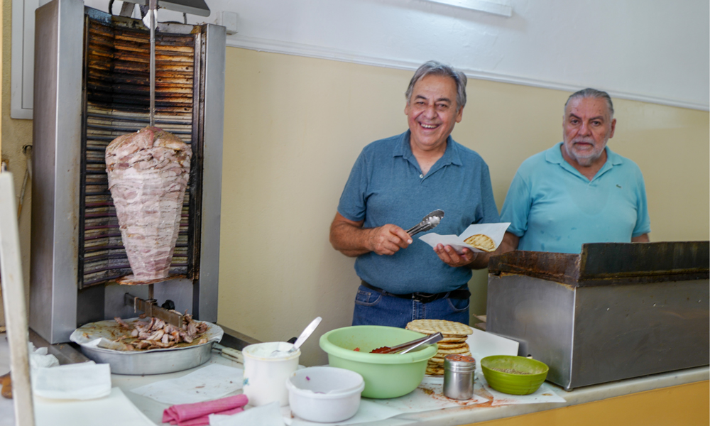 Brødrene Nikos og Giorgos Solidakis på Oasis i Chania 