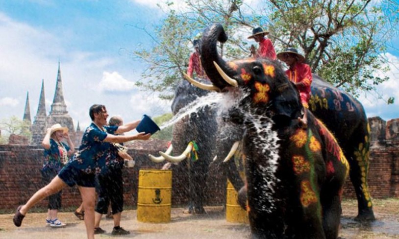 Fuktig vårfest i Thailand