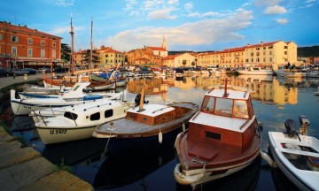 Isola er en tidligere fiskerlandsby, men i dag har turistene tatt over havnebassenget – i hvert fall om sommeren. Foto: Slovenske turistkontoret