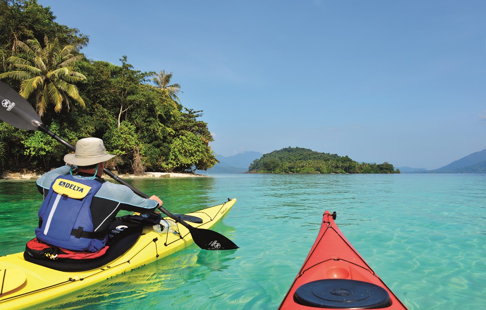 Du kan ta motorbåt ut til enkelte av øyene i Koh Chang Marine Park. Men det er enda herligere å øyhoppe for egen maskin. Foto: Gjermund Glesnes