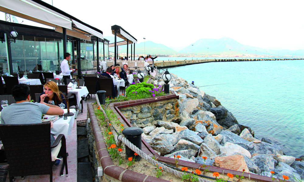 Harbour Restaurant er midt i smørøyet i Alanya, men med mer stil enn du kanskje forbinder med den klassiske charterbyen. God sjømat serverer de også, samt flott utsikt til Det røde tårnet og festningen. Foto: Runar Larsen