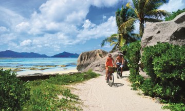 Som de fleste andre turister – og lokale – har tyske Anna Scheder og Ralph Hoeckle valgt å se La Digue fra to hjul. Her på vei til Anse Sourse d’Argent. Foto: Ronny Frimann