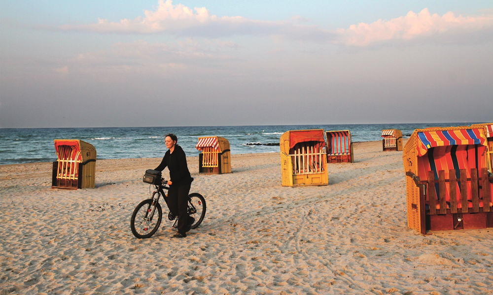 Lykken er sommer, sol og sykkel langs Østersjøen. Travemünde er en av den tyske rivieraens mest populære strandresorter, og et naturlig stopp på sykkelturene til Claudia Peters fra Lübeck on Bike. Foto: Runar Larsen