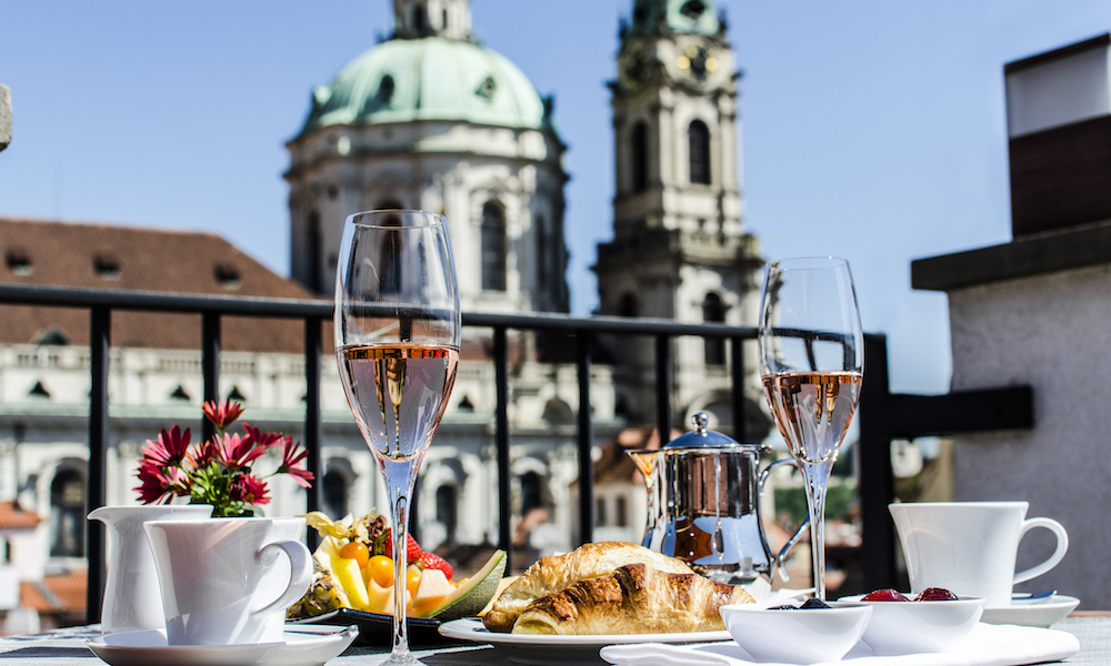 Topp kvalitet: Coda Restaurant på toppen av Aria Hotel er blant Prahas beste takterrasser. Foto: Aria Hotel