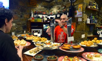 BUFFE PÅ BARDISKEN: De fleste pintxosbarene har i likhet med Ttun-Ttun masser av fristelser stående fremme. Men bartender Aitor Subiana har også en meny med munnfuller som kan bestilles fra kjøkkenet. Foto: Gjermund Glesnes