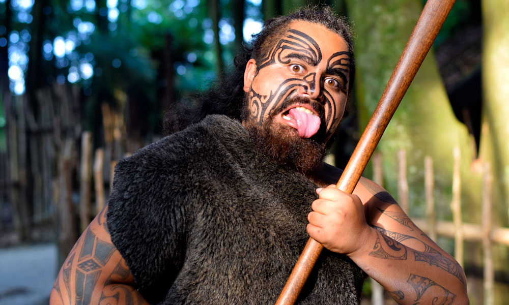 Maori som viser viser tunge