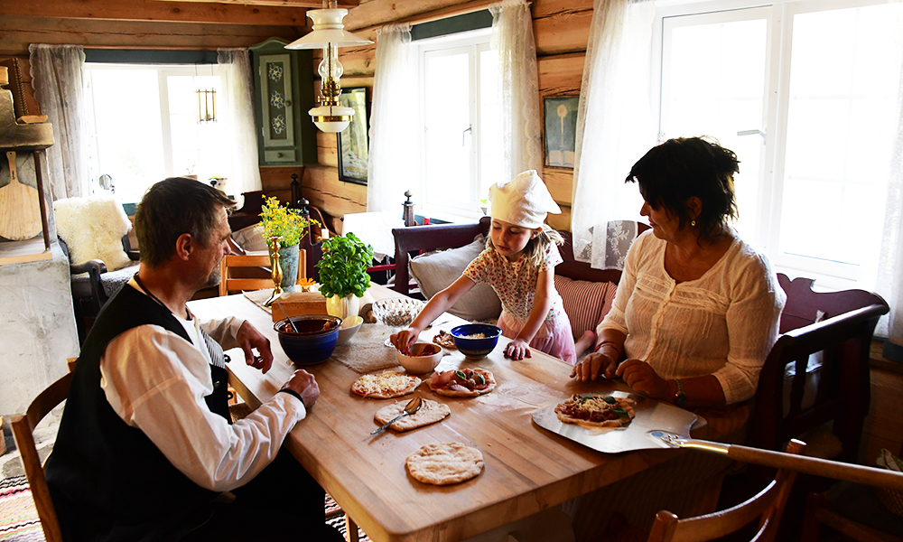 Tradisjonsrik stue med tradisjonsrik kost. Foto: Torild Moland